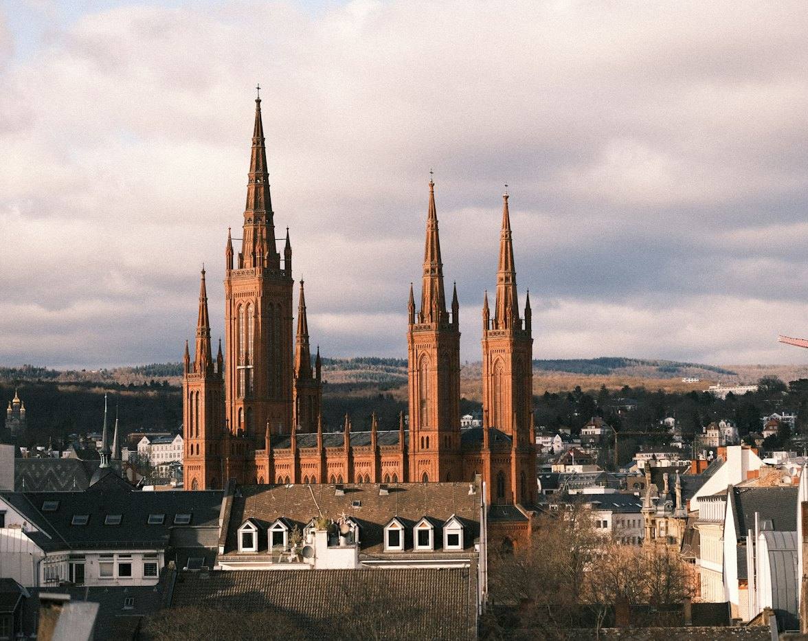 Wiesbaden: the Marktkirche above the rooftops, Taunus hills behind